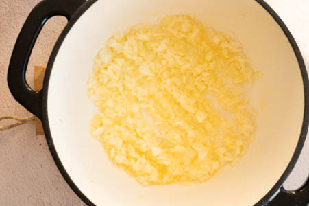 Die Zwiebeln werden in Butter angeschwitzt.