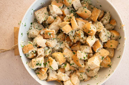 Die warme Milch-Mischung wird über die Brötchen gegossen.