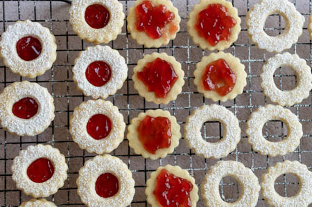 Die untere Hälfte der Spitzbuben wird mit Gelee bestrichen.