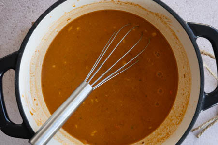 Die Sauce wird unter ständigem Rühren aufgekocht.