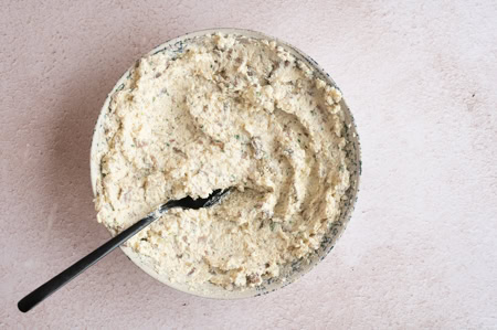 Die vegetarische Füllung wird in einer Schüssel angerührt.