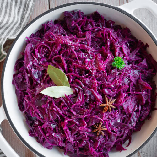 Ein großer Topf mit Rotkohl ohne Rotwein steht auf einem Tisch.