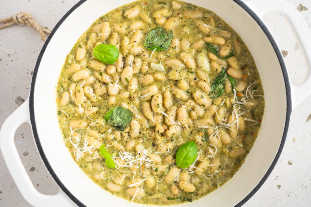 Eine Pfanne mit Cannellini Bohnen in cremigem Pesto.