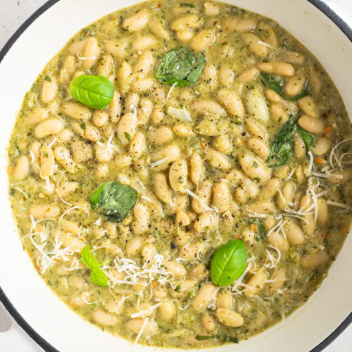 Eine Pfanne mit Cannellini Bohnen in cremigem Pesto.