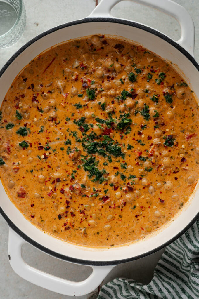 Eine Nahaufnahme der mediterranen, cremigen Kichererbsen-Pfanne mit Kräutern und Chili.