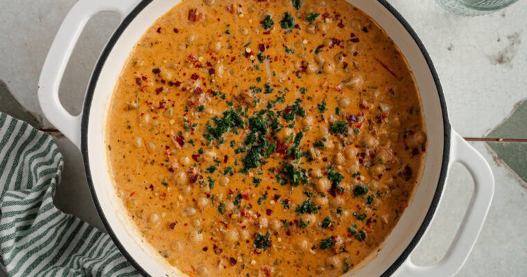 Mediterrane Kichererbsen-Pfanne mit getrockneten Tomaten