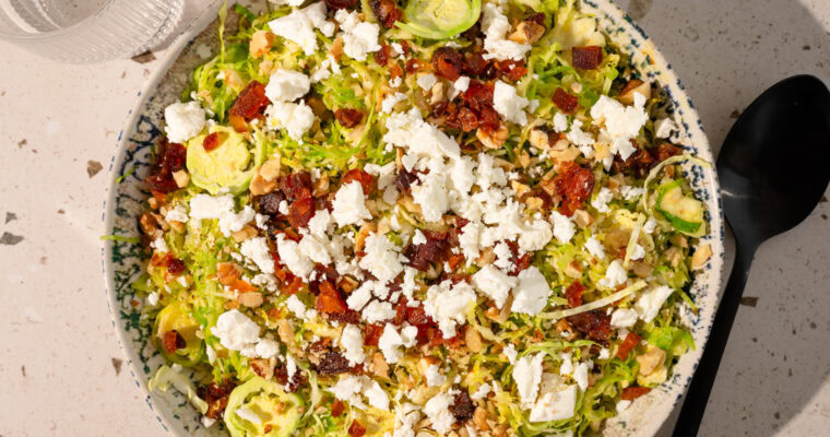 Rosenkohlsalat (roh) mit Feta, Aprikosen & Nüssen