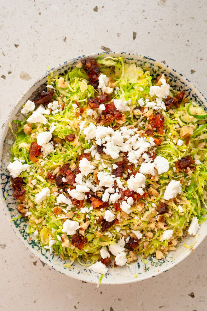 Der Salat mit rohem Rosenkohl wird in einer Schüssel serviert.