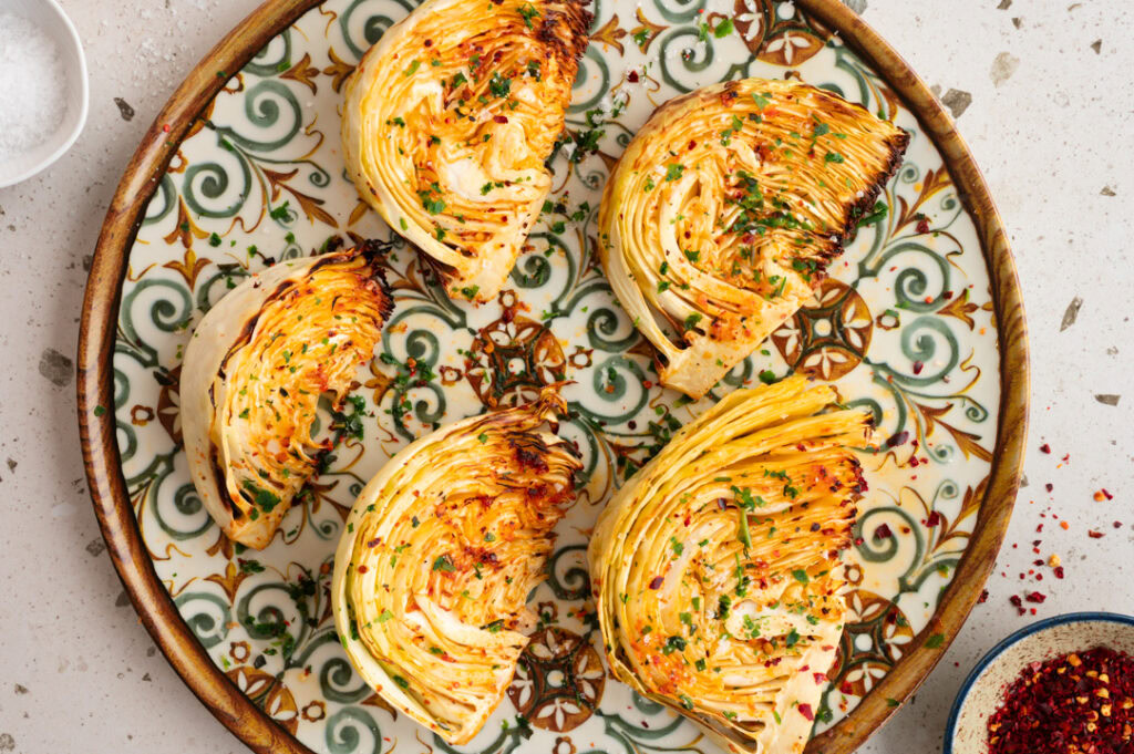 Ein Teller mit gerösteten Weißkohl-Wedges