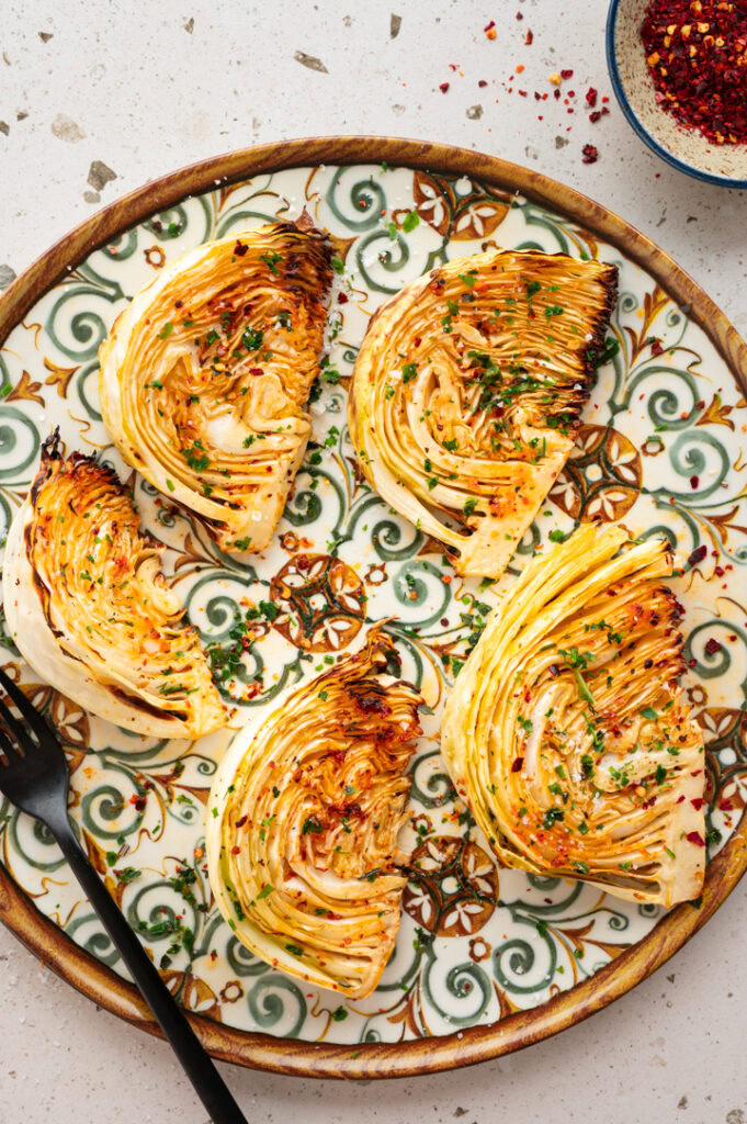 Ein gedeckter Tisch mit Weißkohl Spalten aus dem Airfryer.
