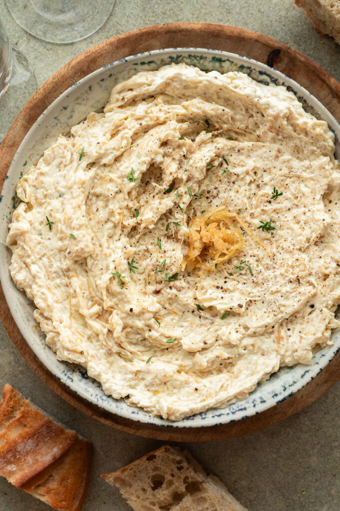 Der karamellisierte Zwiebeldip wird in einer Schüssel serviert.