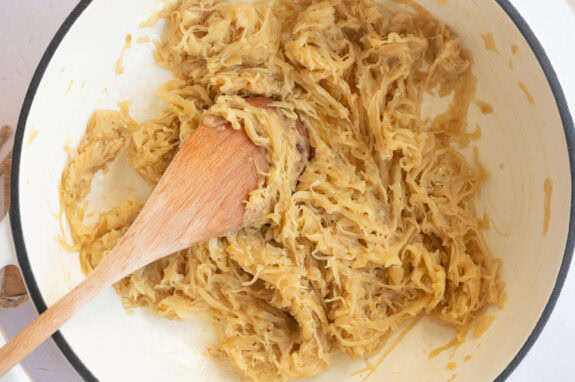 Die Zwiebeln werden in der Pfanne langsam karamellisiert.