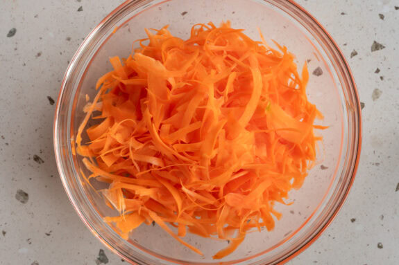 Die in Bänder gehobelten Karotten sind in einer Schüssel.