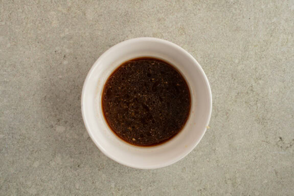 Die Sauce wird in einer Schüssel angerührt.