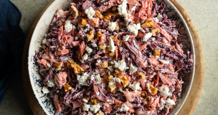 Cremiger Rotkohlsalat mit Feta & Mayo