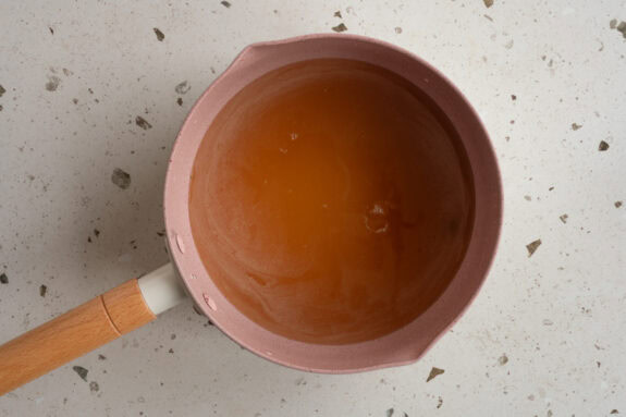 Der Sud zum Einlegen wird in einem Topf aufgekocht.