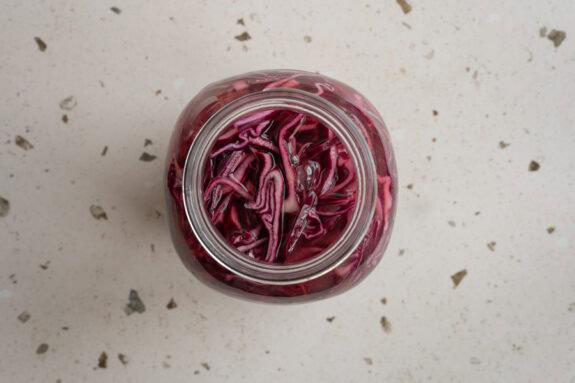 Der Rotkohl im Glas wird mit dem aufgekochten Sud übergossen.