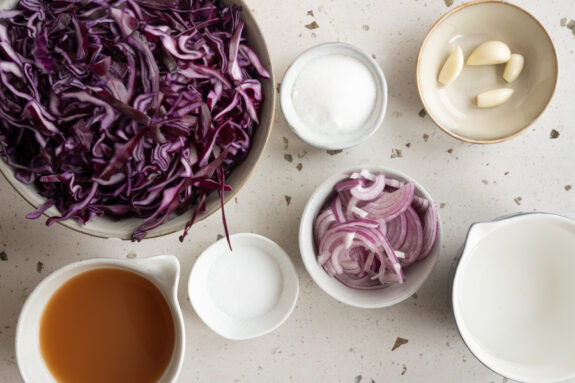 Die Zutaten für den eingelegten Rotkohl stehen auf einem Tisch.