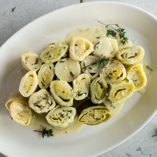 Eine Servierschale mit geschmortem Lauch aus dem Ofen.