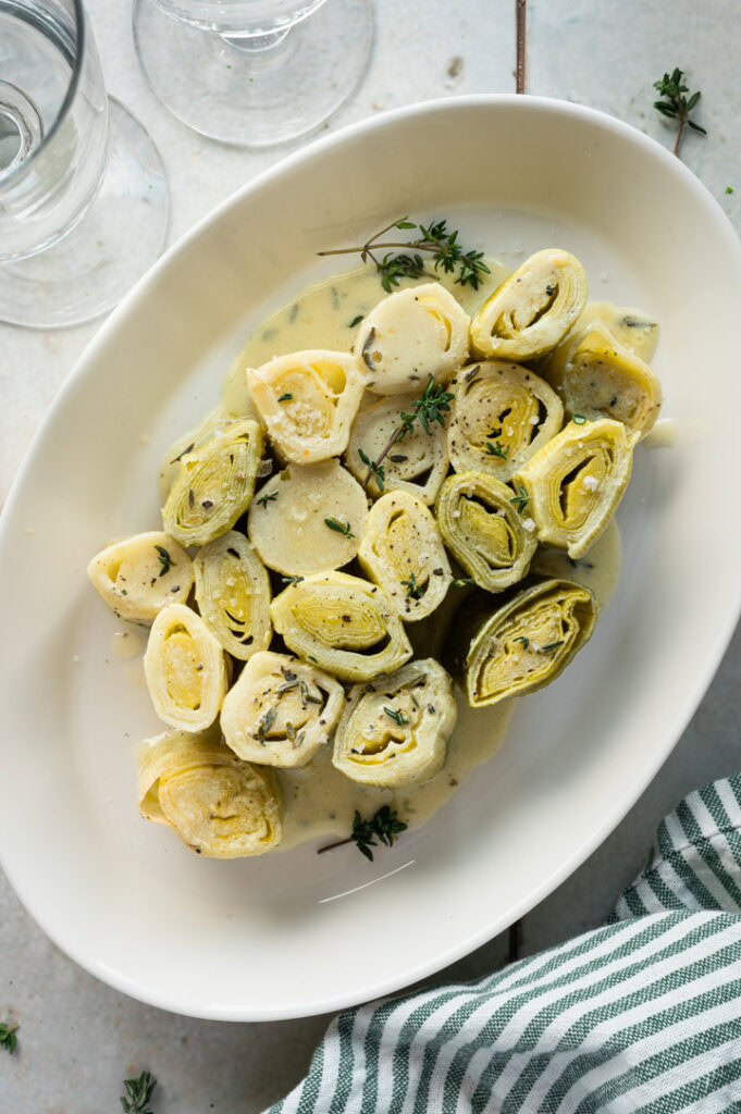 Eine Servierplatte mit dem geschmorten Lauch aus dem Ofen.