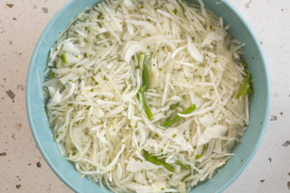 Der Krautsalat ist in einer Schüssel.