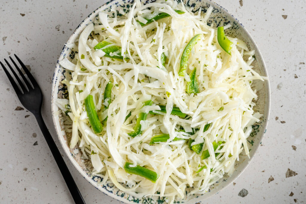 Ein Teller mit griechischem Krautsalat.