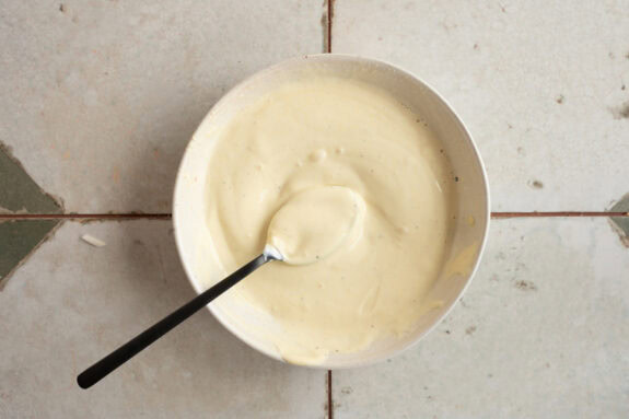 Das Dressing auf Mayo-Basis wird angerührt.