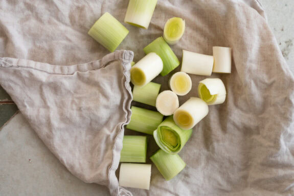 Der gewaschene Lauch wird mit einem Küchentuch trocken getupft.