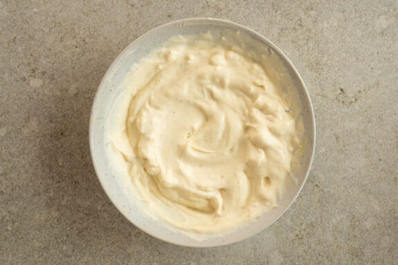 Die Zutaten für das Dressing werden in einer Schüssel zusammengerührt.