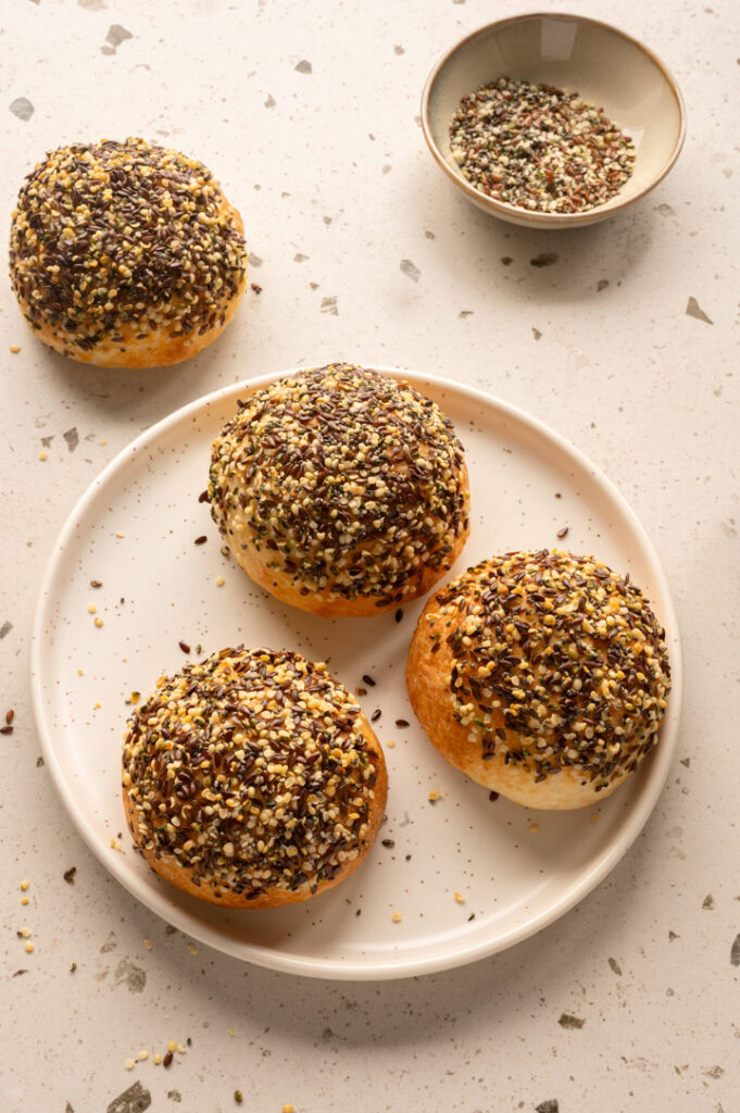 Die Skyr-Brötchen aus dem Airfryer liegen auf einem Teller.