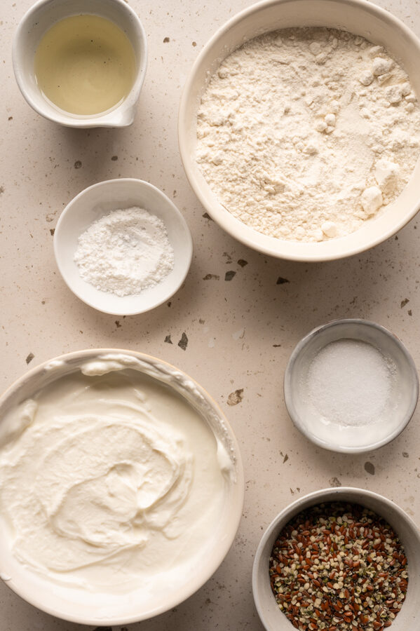 Die Zutaten für die Skyr Brötchen sind auf einer Arbeitsfläche.