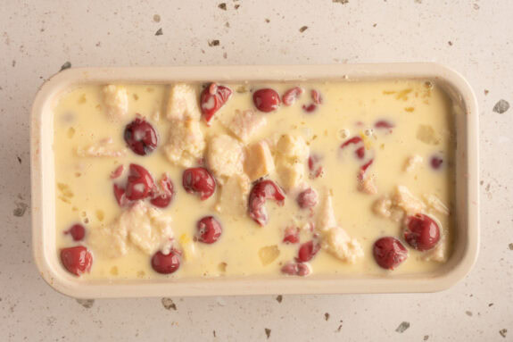 Die Eier-Milch-Mischung wurde in die Kastenform gefüllt.