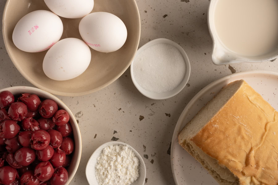 Die Zutaten für den Armen Ritter Kuchen stehen auf einem Tisch.