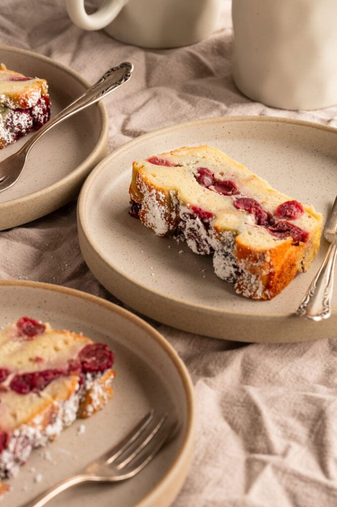 Drei Teller mit Armer Ritter Kuchen stehen auf einem Tisch mit einer Tischdecke.