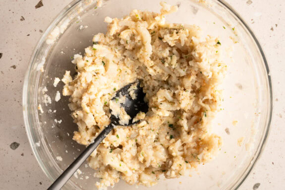 Der Teig ist in einer Glasschüssel.