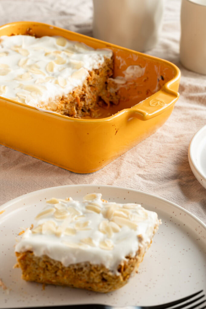 Ein gedeckter Tisch mit Carrot Cake Baked Oats.