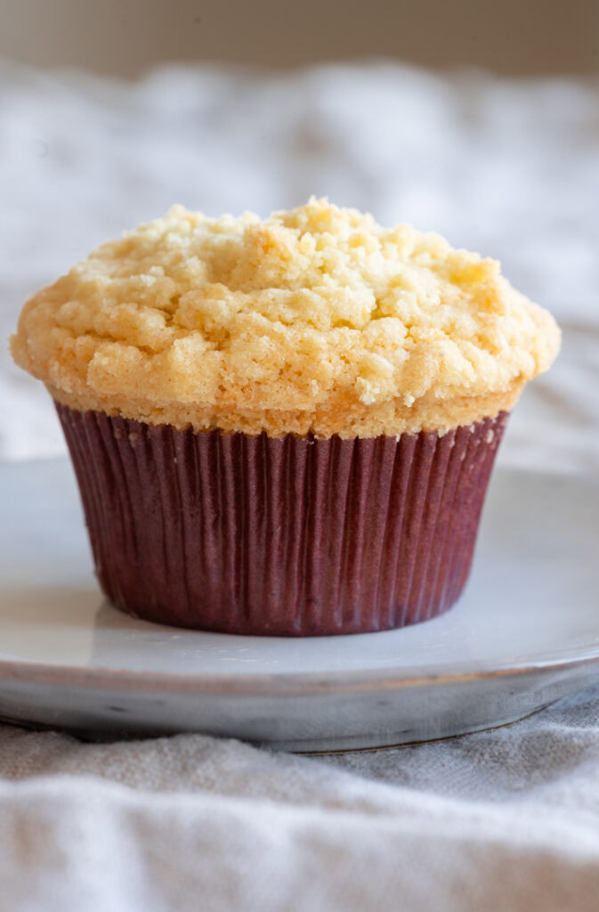 Eine Nahaufnahme der Eierlikör Muffins mit Streuseln.