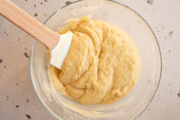 Der Teig für die Muffins ist in einer Glasschüssel.