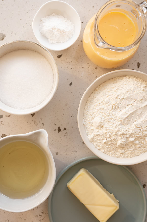 Die Zutaten für die Eierlikör Muffins stehen auf der Arbeitsfläche.