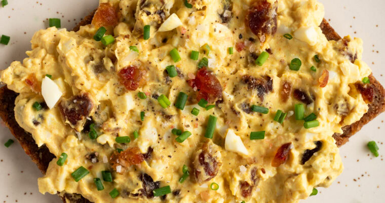 Eiersalat mit Curry und Datteln