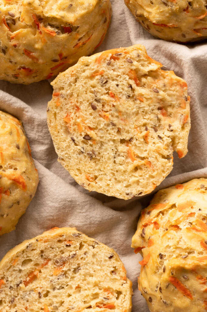 Die Karottenbrötchen liegen aufgeschnitten auf einem Tuch.