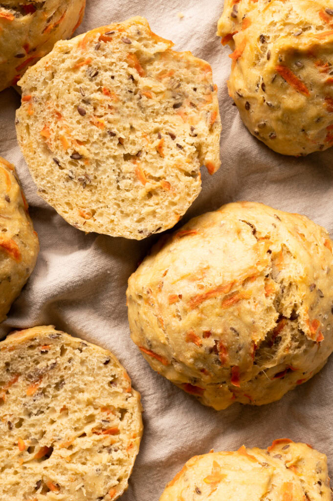 Eine Nahaufnahme der Karottenbrötchen mit Trockenhefe.