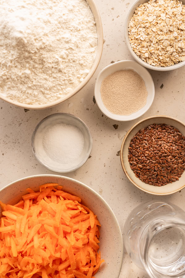 Die Zutaten für die Karottenbrötchen mit Trockenhefe stehen auf dem Tisch.