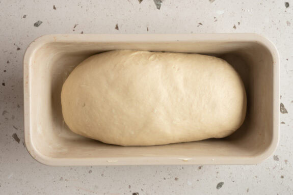 Das geformte Brot liegt in einer Kastenform.