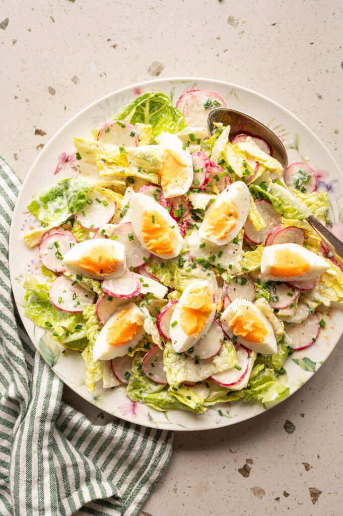Der Radieschen-Eier-Salat wird auf einem Teller serviert.
