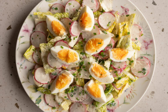 Der Salat ist auf einem Teller.