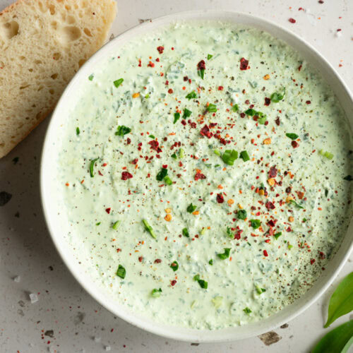 Eine Schüssel mit Bärlauch-Feta-Dip steht auf einem Tisch.