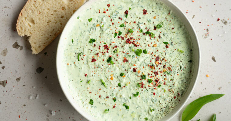 Bärlauch-Dip mit Schmand und Feta