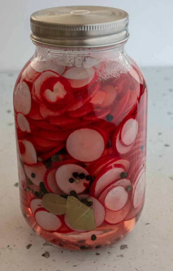 Das Glas wird mit der heißen Flüssigkeit gefüllt.