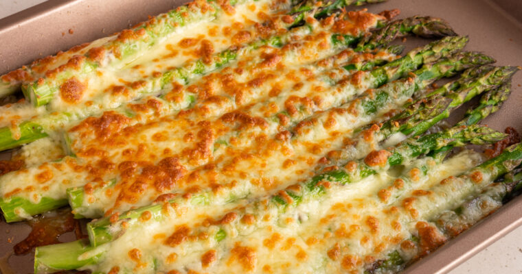 Grüner Spargel aus dem Ofen mit Käse überbacken